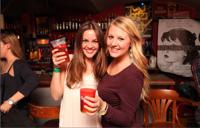 Skip the line pub crawl with VIP treatment in Prague
